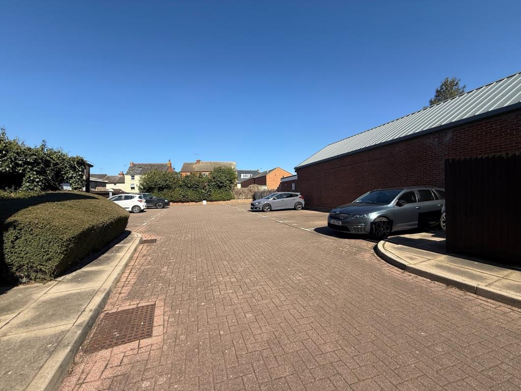 Lot: 124 - ONE-BEDROOM FLAT IN NEED OF IMPROVEMENT - Car park for residents